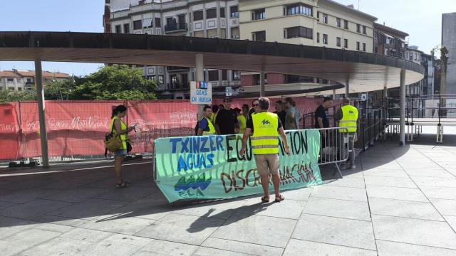 El comité de empresa de Txinzer este pasado lunes, instantes antes de una protesta en la plaza San Juan de Irun