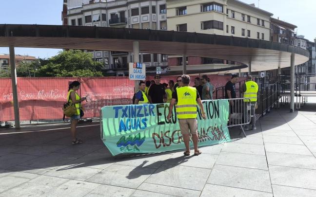 El comité de empresa de Txinzer este pasado lunes, instantes antes de una protesta en la plaza San Juan de Irun