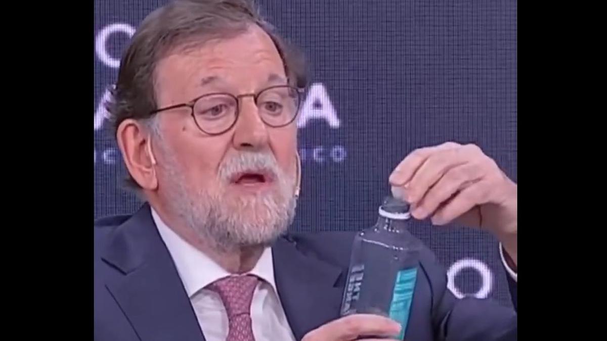 Rajoy, explicando sus problemas con los tapones de las botellas.