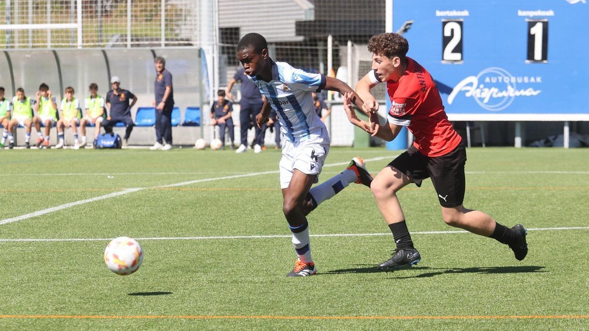 Alfredo Alogo, en su debut en partido de Liga con el infantil txuri-urdin. / IKER AZURMENDI