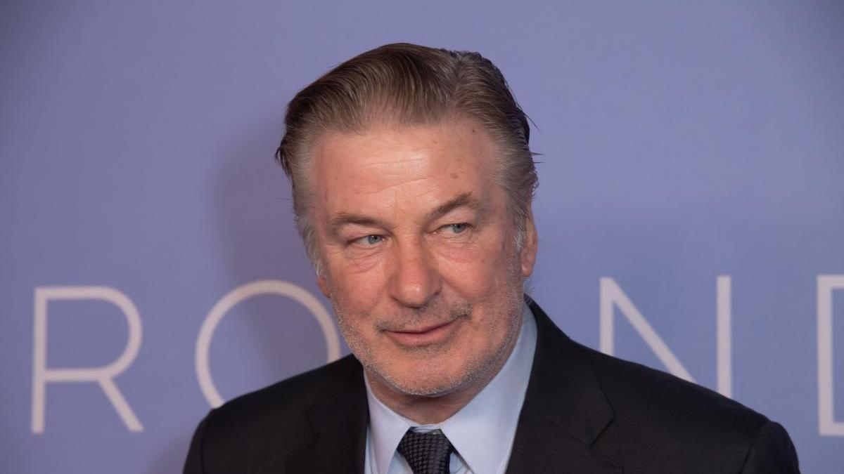 Baldwin mantiene que nunca presionó el gatillo del revólver de utilería que sujetaba, sino que se detonó por un fallo mecánico.