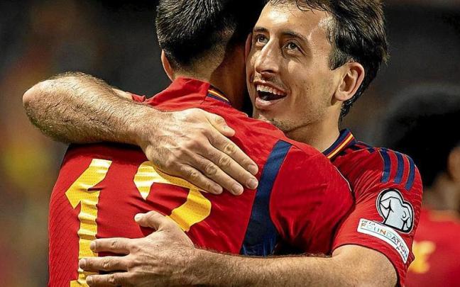 Oyarzabal abraza a Joselu tras marcar uno de los dos goles que hizo a Noruega el sábado pasado. | FOTO: EFE Oyarzabal abraza a Joselu tras marcar uno de los dos goles que hizo a Noruega el sábado pasado. | FOTO: EFE