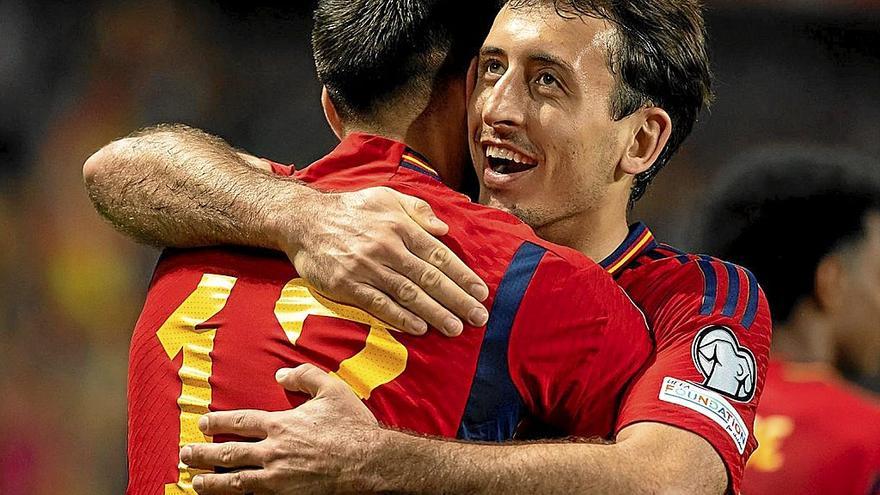 Oyarzabal abraza a Joselu tras marcar uno de los dos goles que hizo a Noruega el sábado pasado. | FOTO: EFE