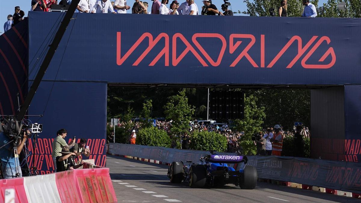 Carlos Sainz en acción durante una exhibición con Williams en el futuro circuito de Madring de Fórmula 1 el 7 de junio de 2025 en Madrid