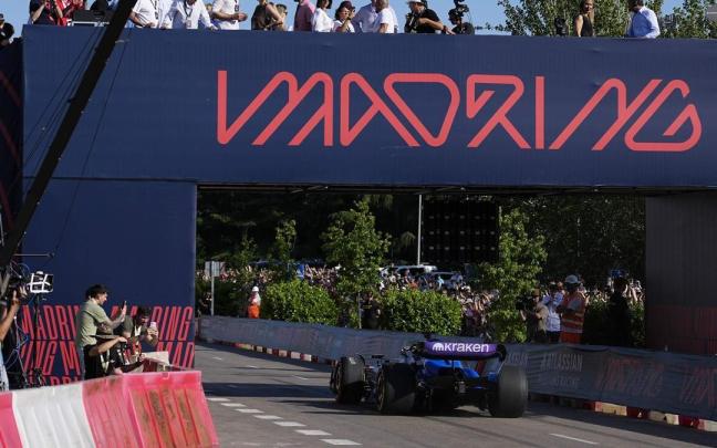 Carlos Sainz en acción durante una exhibición con Williams en el futuro circuito de Madring de Fórmula 1 el 7 de junio de 2025 en Madrid