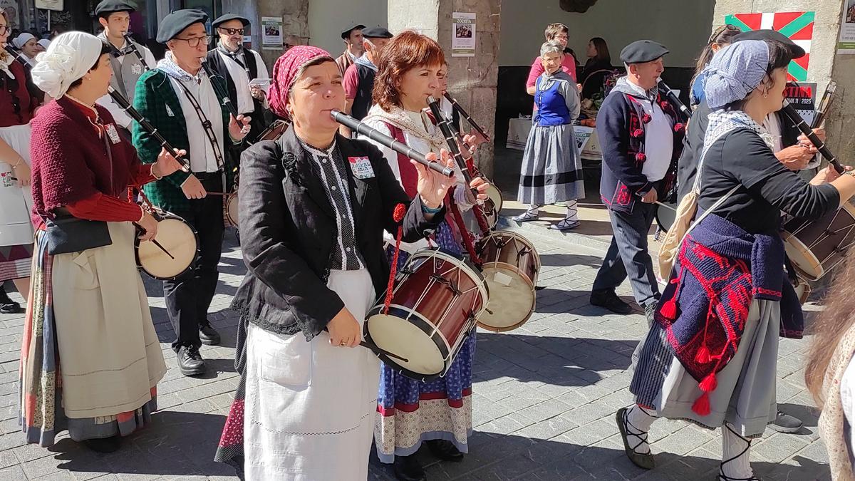 Dantzari eta txistularien kalejira koloretsua herrigunean.