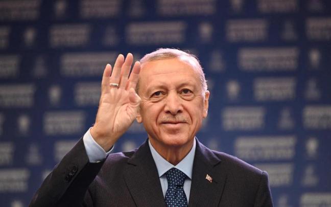 Erdogan saluda a sus seguidores durante un mitin.