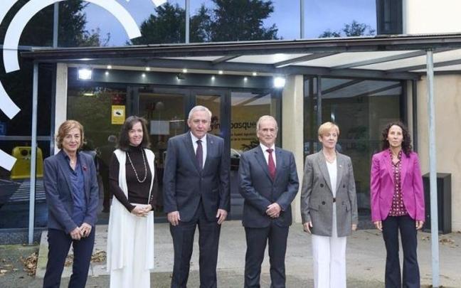 Cristina Uriarte,Nuria Gisbert, Iñigo Ucin, Manuel Salaverria, Arantxa Tapia y Leire Bilbao, en la sede de Innobasque en Zamudio.