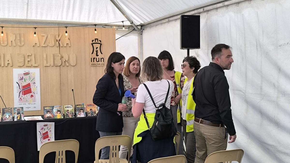 Conversación entre Cristina Laborda, Nuria Alzaga, Alaitz Egiazabal y otras trabajadoras de Txinzer en la presentación de la Feria del Libro