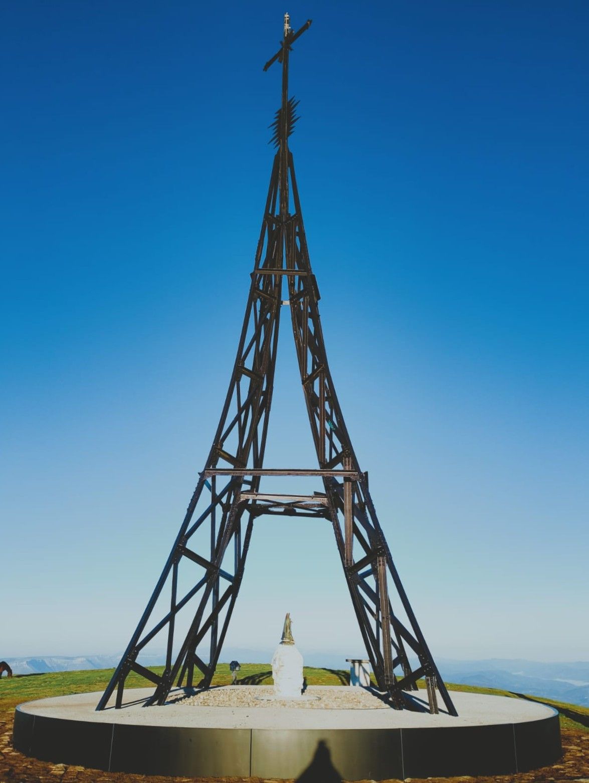 Imagen de la Cruz de Gorbeia con su anillo de hormigón