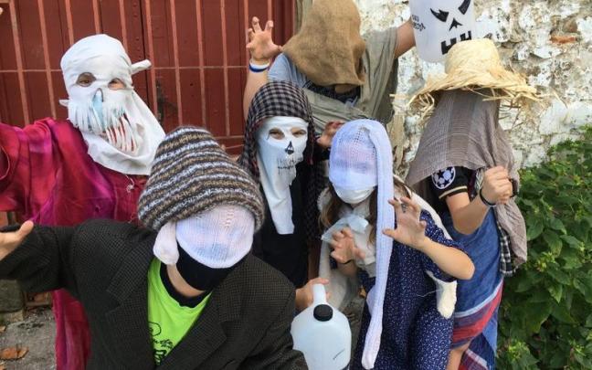 Orereta ikastolako ikasleak Gau Beltza ospatzen