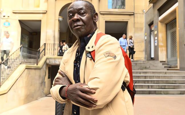 Pascual Molongua posa en uno de los accesos a la Plaza Nueva de Bilbao./ Oskar González