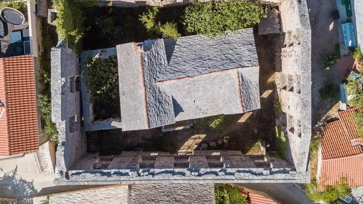 Vista de la peculiar casa en la isla de Brac, Croacia