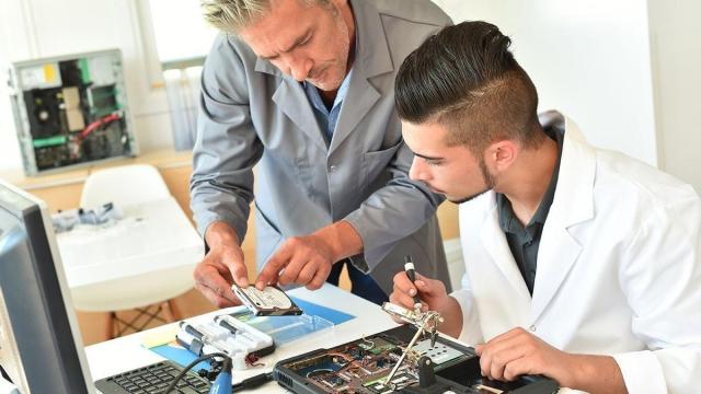 La tasa de paro entre los recién titulados en FP al año de graduarse es del 15% en Euskadi.