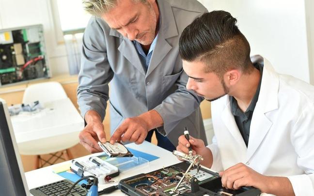 La tasa de paro entre los recién titulados en FP al año de graduarse es del 15% en Euskadi.