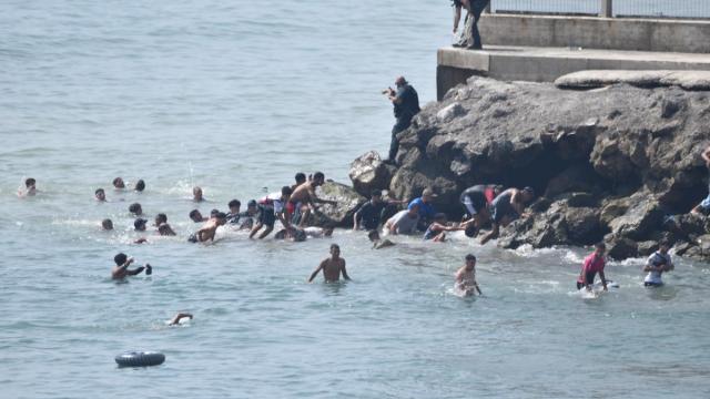 Varias personas intentan cruzar la frontera a nado, en Ceuta.