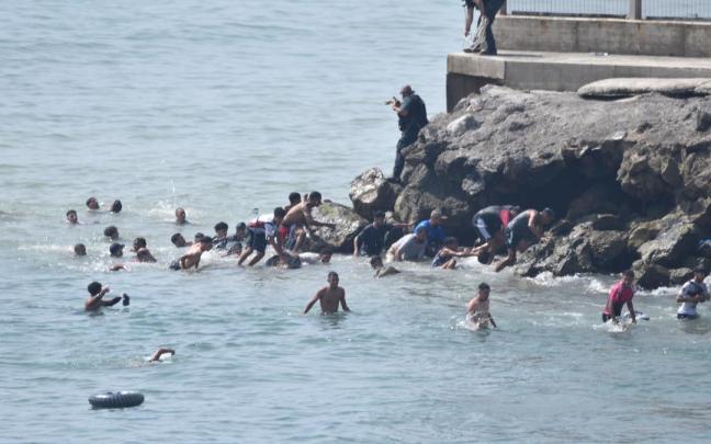 Varias personas intentan cruzar la frontera a nado, en Ceuta.