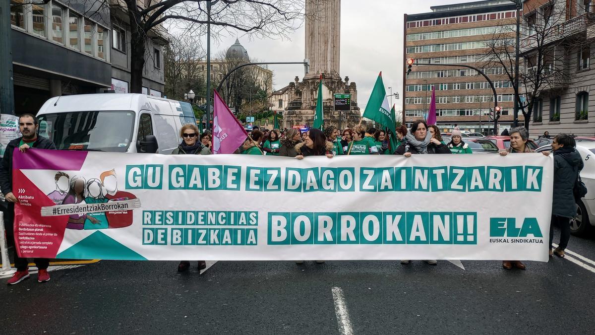 Trabajadoras de las residencias de Bizkaia, durante una jornada de huelga.