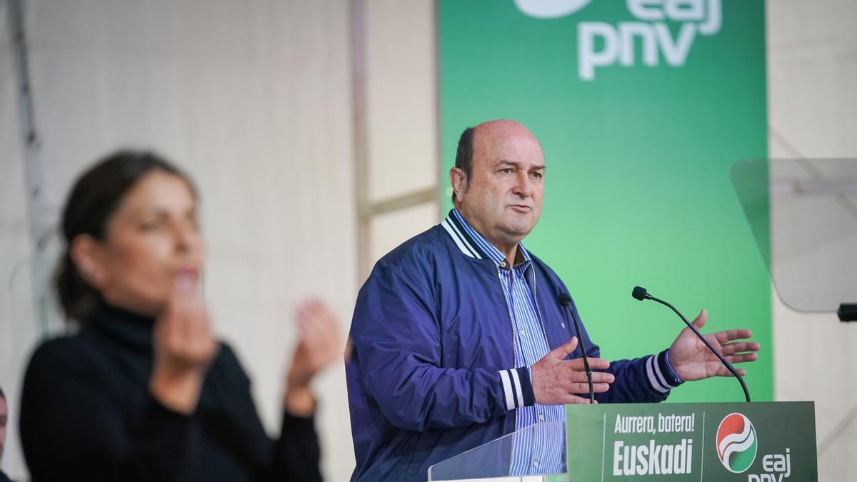 Ortuzar interviene en un acto de esta campaña.