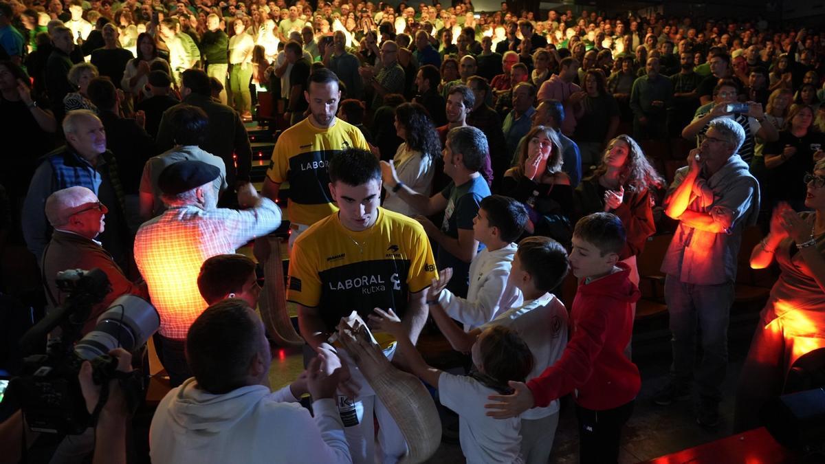 Alex Goitiandia-Lekerika y Urreisti-López suman sus primeros triunfos del Winter Series ante Johan-Gorka y Goixerri-Manci en la jornada inaugural del Winter Series.