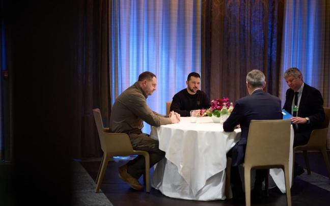 Zelenski, y el jefe de su Gabinete, Andriy Yermak (i), se reúnen con el secretario general de la OTAN, Jens Stoltenberg (2d), en el Foro Davos.