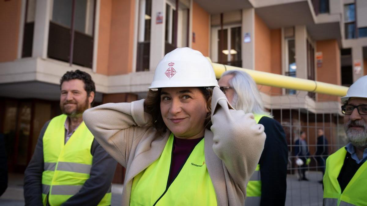 La alcaldesa, Ada Colau, durante su visita a las obras del tranvía en Barcelona.