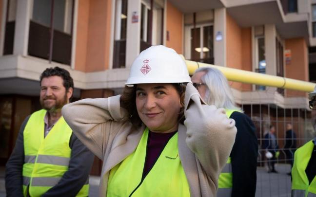La alcaldesa, Ada Colau, durante su visita a las obras del tranvía en Barcelona.