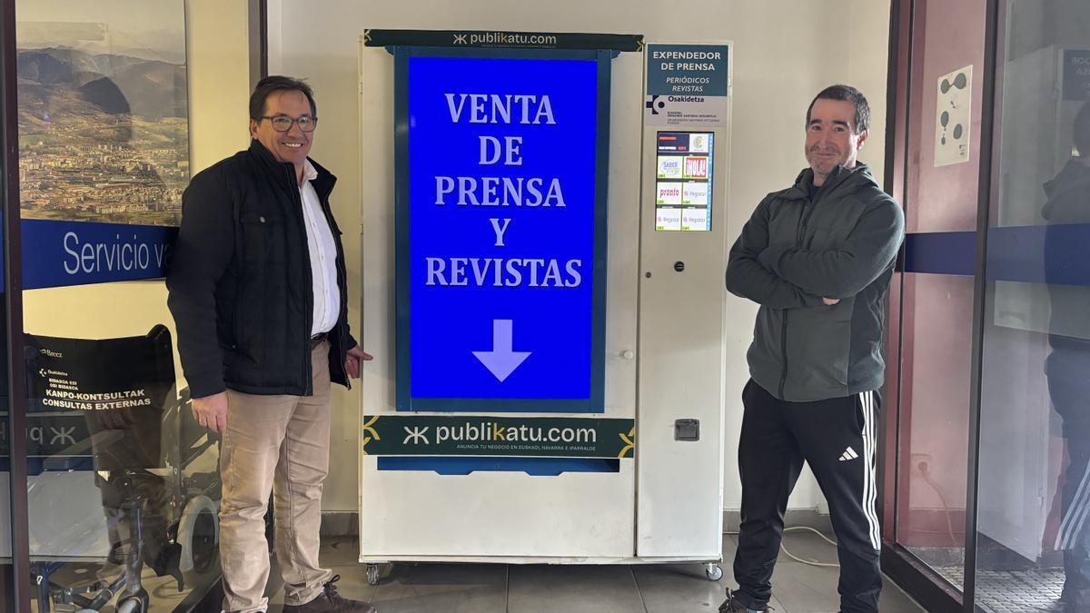 Carlos Blásquez y Rubén Alonso, esta mañana junto a la máquina expendedora de prensa del Hospital del Bidasoa.