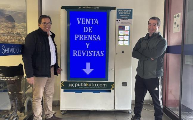 Carlos Blásquez y Rubén Alonso, esta mañana junto a la máquina expendedora de prensa del Hospital del Bidasoa.