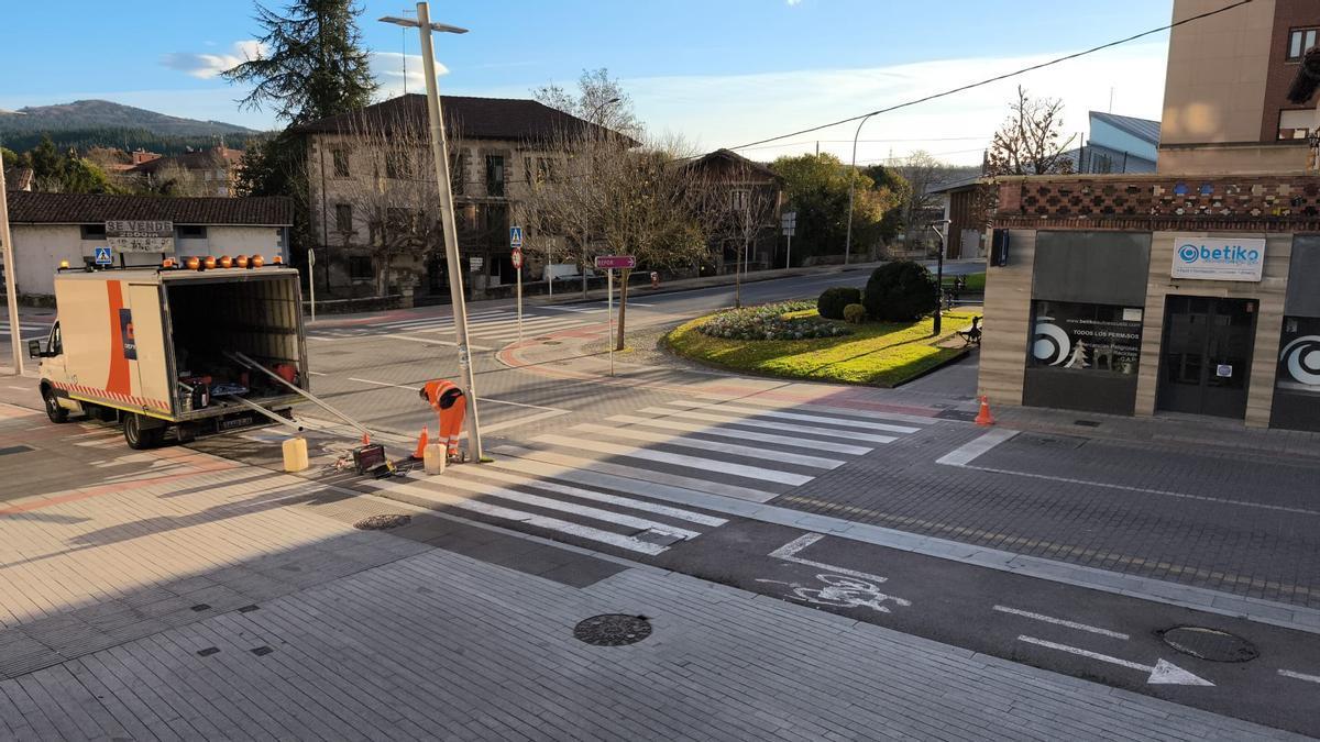 El paso de cebra que se va a intervenir en la calle Elexalde de Amurrio