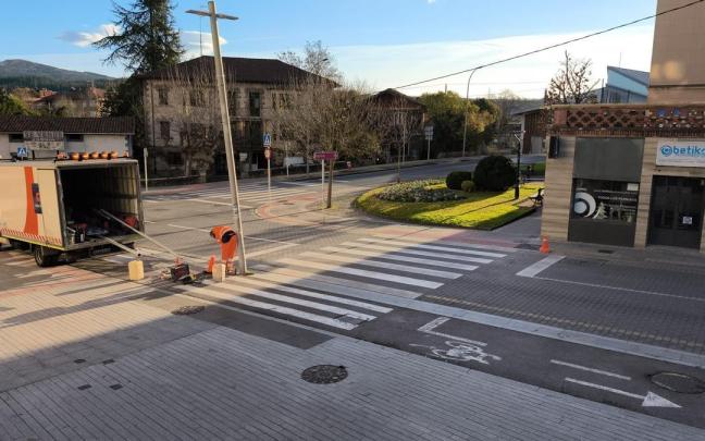 El paso de cebra que se va a intervenir en la calle Elexalde de Amurrio