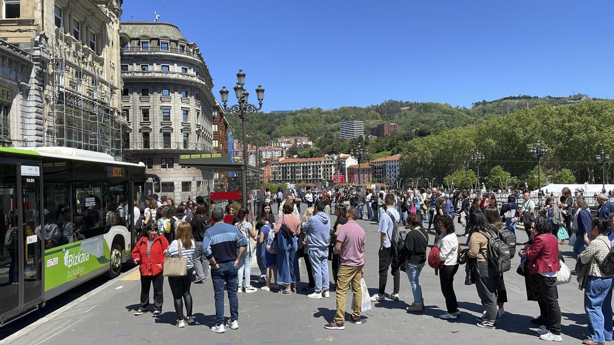 Colas para coger autobuses en Bilbao el día del apagón.