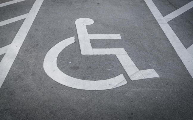 Aparcamiento habilitado para personas con discapacidad.