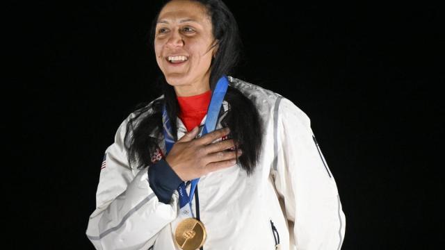 Elana Meyers Taylor, en el podio con la medalla de oro.
