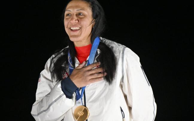 Elana Meyers Taylor, en el podio con la medalla de oro.