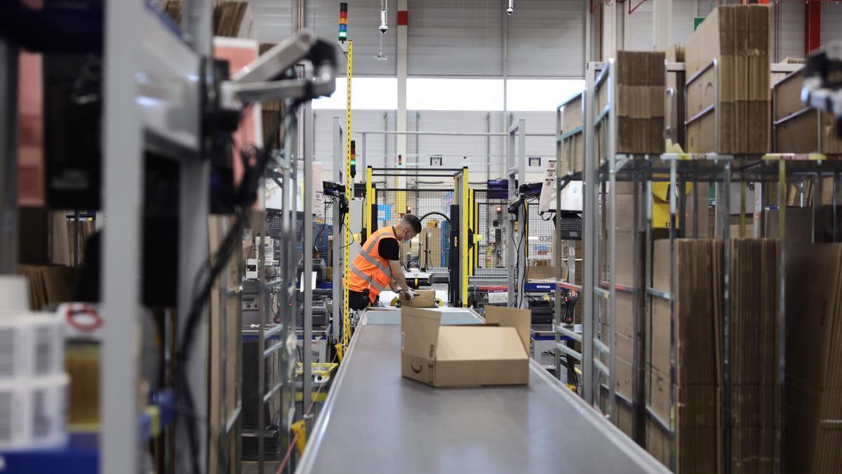 Las compras por Internet movilizan una compleja estructura logística desde que el usuario confirma el pedido.
