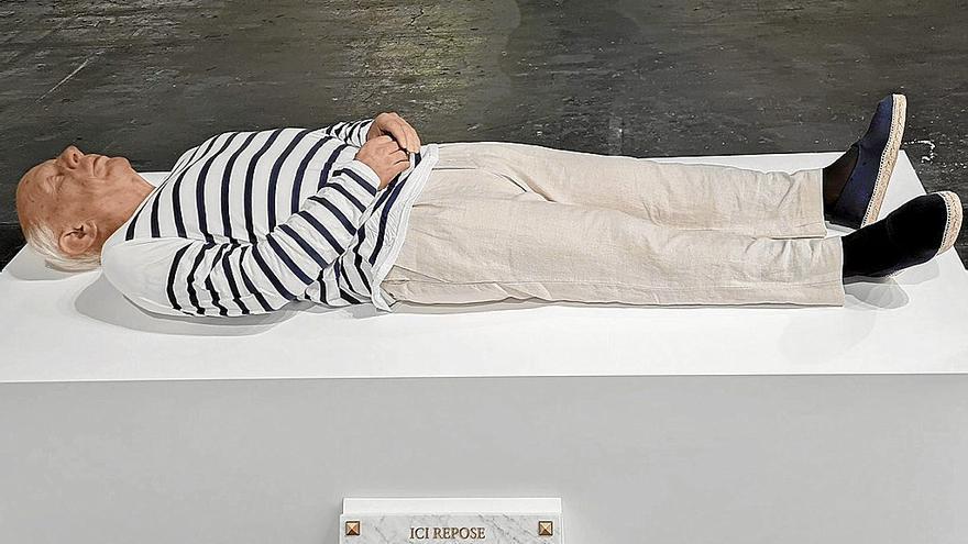 ‘Aquí reposa nuestro bien amado Pablo Ruiz Picasso’, una obra del artista Eugenio Merino. | FOTO: EFE