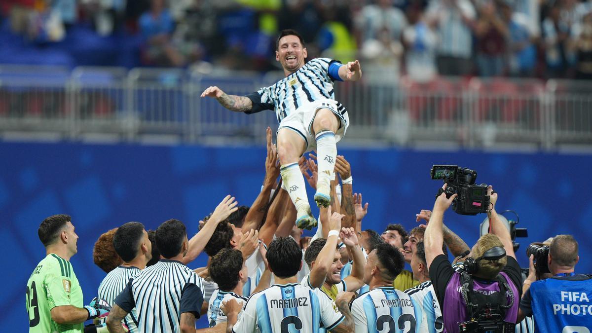 La selección argentina mantea a Leo Messi tras la victoria frente a Egipto en el Mundial 2026.