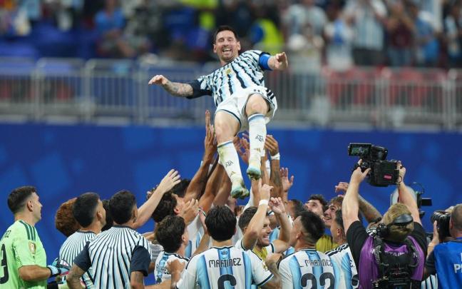 La selección argentina mantea a Leo Messi tras la victoria frente a Egipto en el Mundial 2026.