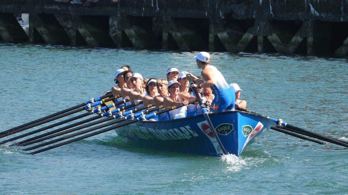 La trainera de veteranas.