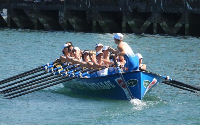 La trainera de veteranas.