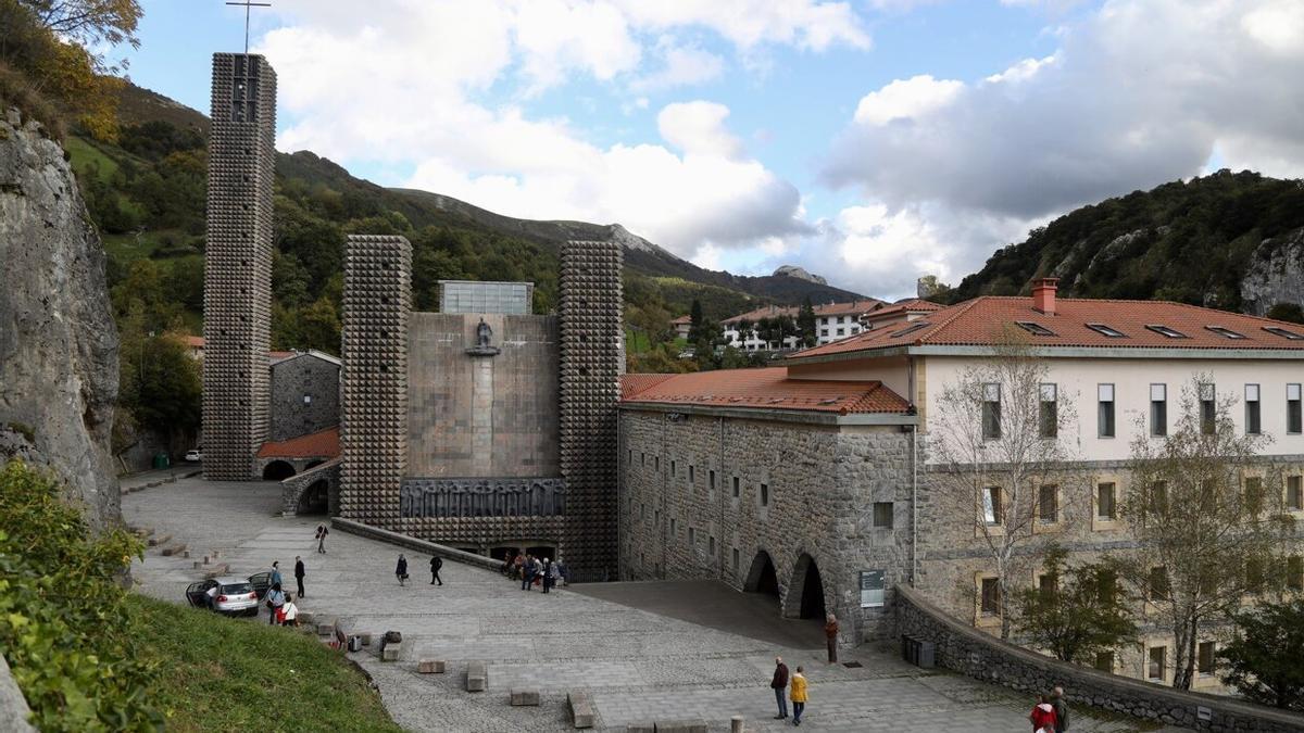 El Santuario de Aranzazu, rodeado de montes destaca por el vanguardismo de su diseño.