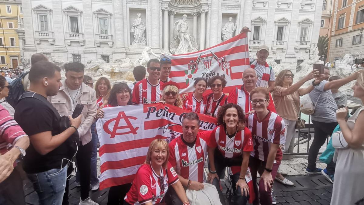 El grupo de aficionados del Athletic de la Peña Deusto que viajó a Roma en bus-litera posa frente a la Fontana de Trevi. / Cedida