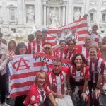 El grupo de aficionados del Athletic de la Peña Deusto que viajó a Roma en bus-litera posa frente a la Fontana de Trevi. / Cedida