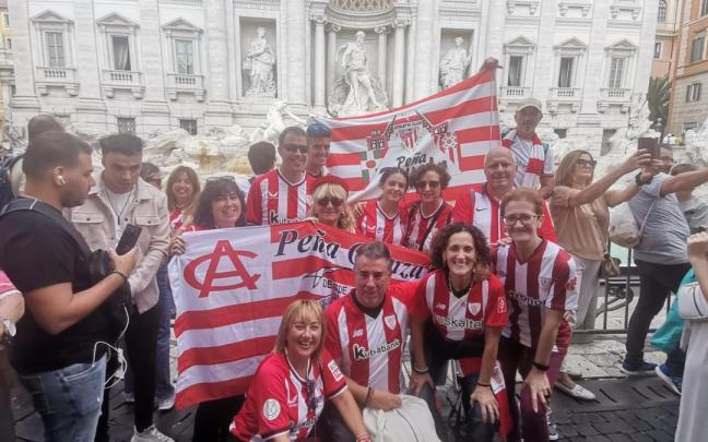 El grupo de aficionados del Athletic de la Peña Deusto que viajó a Roma en bus-litera posa frente a la Fontana de Trevi. / Cedida