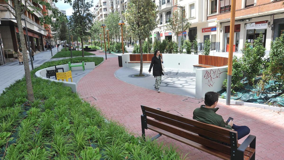 Los vecinos disfrutan de la remodelada calle María Díaz de Haro.