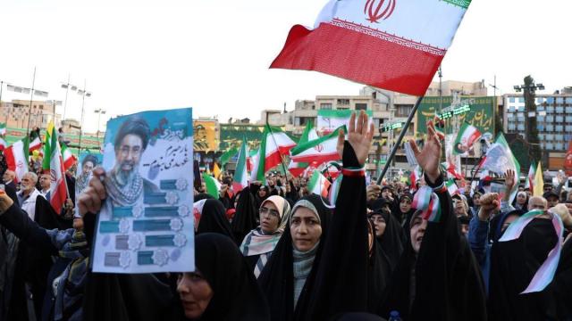 Miles de iraníes reafirmaron este miércoles su lealtad al líder supremo con marchas por todo Irán.