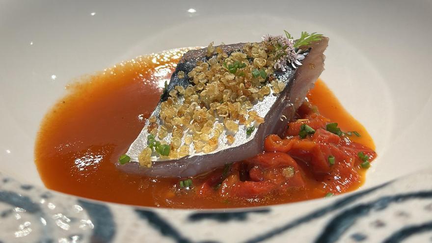 Verdel ahumado, con dashi y piquillos,