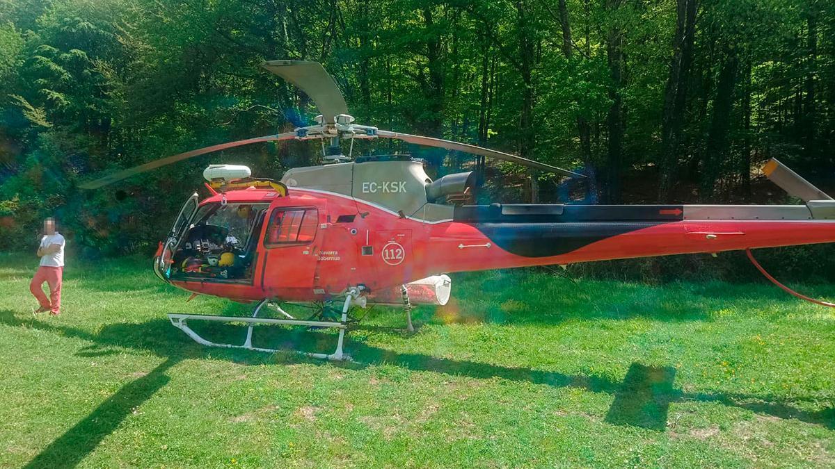 El helicóptero se dispone a trasladar al ciclista accidentado.