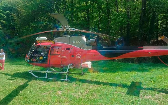 El helicóptero se dispone a trasladar al ciclista accidentado. El helicóptero se dispone a trasladar al ciclista accidentado.
